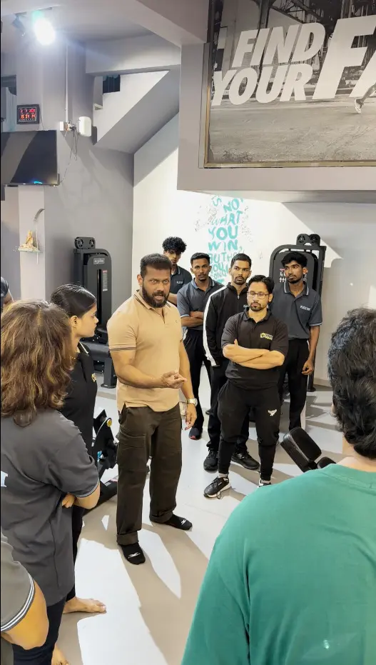 IFSI instructor guiding students during a practical gym session